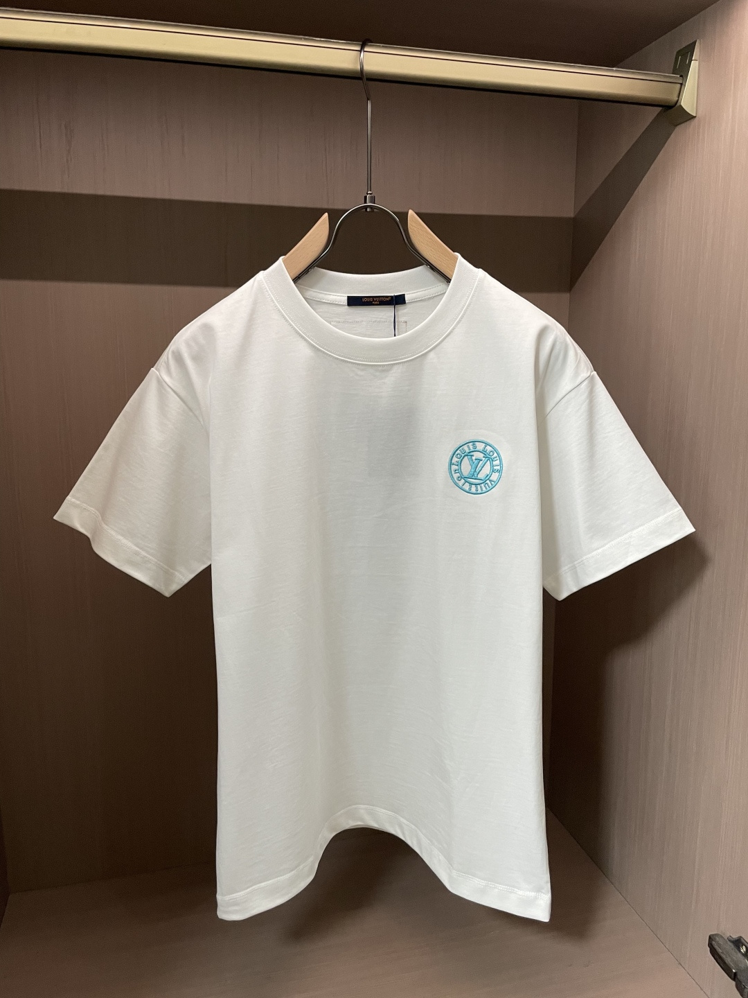 . Lv 2026春夏款/官网同步 面料采用重磅纯棉精梳棉面料,OS宽松版型,上身版型超正!日常百搭,衣橱必备单品! . Lv 2026春夏款/官网同步 面料采用重磅纯棉精梳棉面料,OS宽松版型,上身版型超正!日常百搭,衣橱必备单品!