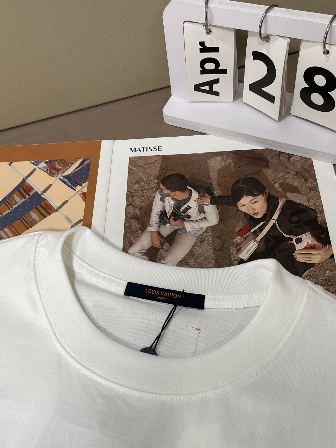 . Lv 2026春夏款/官网同步 面料采用重磅纯棉精梳棉面料,OS宽松版型,上身版型超正!日常百搭,衣橱必备单品! . Lv 2026春夏款/官网同步 面料采用重磅纯棉精梳棉面料,OS宽松版型,上身版型超正!日常百搭,衣橱必备单品!