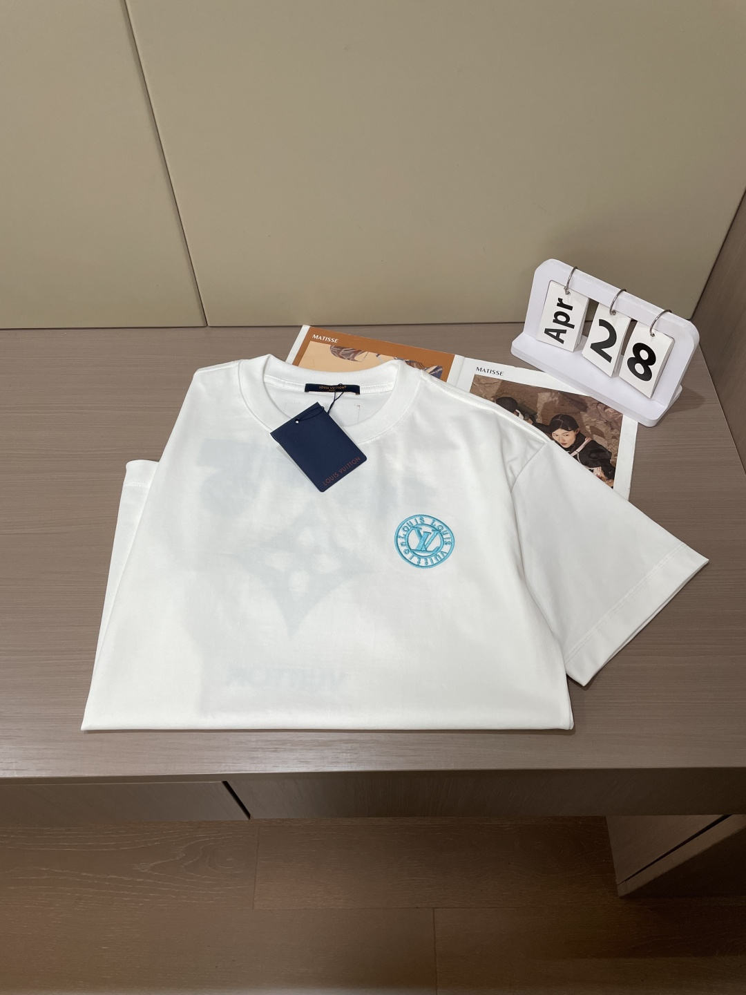 . Lv 2026春夏款/官网同步 面料采用重磅纯棉精梳棉面料,OS宽松版型,上身版型超正!日常百搭,衣橱必备单品! . Lv 2026春夏款/官网同步 面料采用重磅纯棉精梳棉面料,OS宽松版型,上身版型超正!日常百搭,衣橱必备单品!
