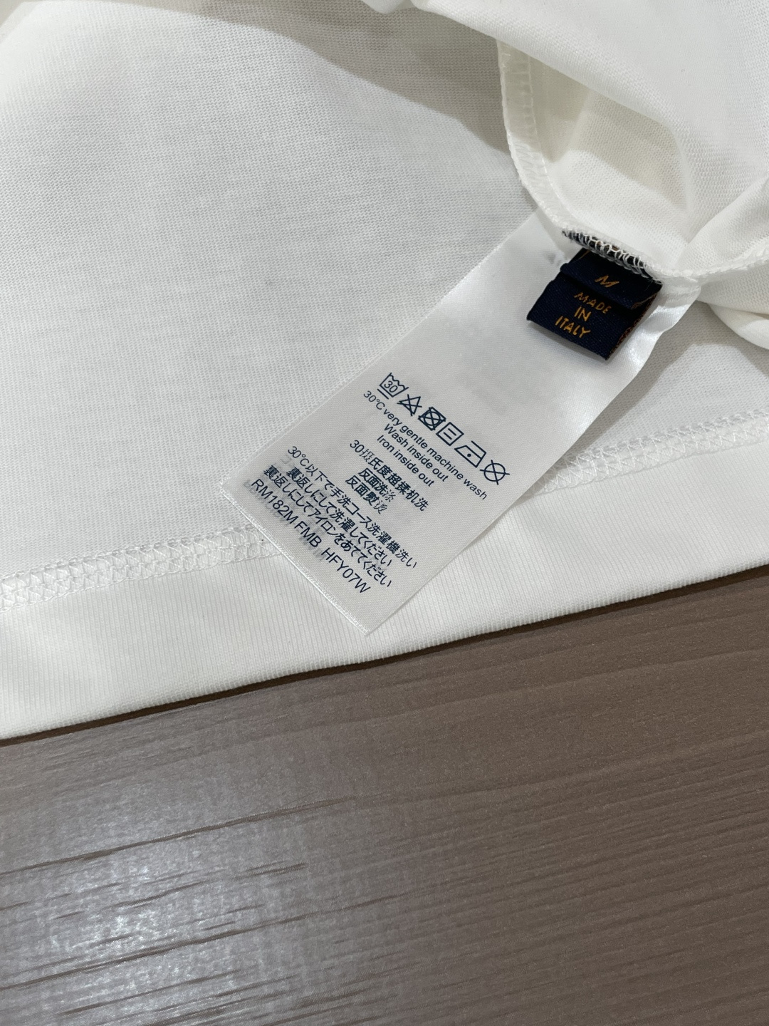 . Lv 2026春夏款/官网同步 面料采用重磅纯棉精梳棉面料,OS宽松版型,上身版型超正!日常百搭,衣橱必备单品! . Lv 2026春夏款/官网同步 面料采用重磅纯棉精梳棉面料,OS宽松版型,上身版型超正!日常百搭,衣橱必备单品!