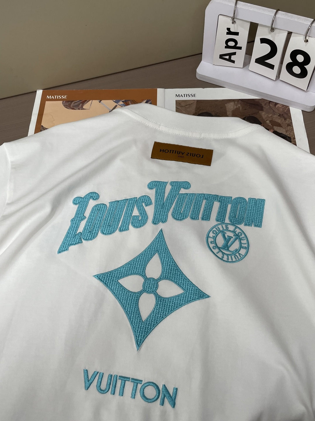 . Lv 2026春夏款/官网同步 面料采用重磅纯棉精梳棉面料,OS宽松版型,上身版型超正!日常百搭,衣橱必备单品! . Lv 2026春夏款/官网同步 面料采用重磅纯棉精梳棉面料,OS宽松版型,上身版型超正!日常百搭,衣橱必备单品!