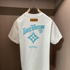 . Lv 2026春夏款/官网同步 面料采用重磅纯棉精梳棉面料,OS宽松版型,上身版型超正!日常百搭,衣橱必备单品! . Lv 2026春夏款/官网同步 面料采用重磅纯棉精梳棉面料,OS宽松版型,上身版型超正!日常百搭,衣橱必备单品!