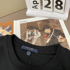 . Lv 2026春夏款/官网同步 面料采用重磅纯棉精梳棉面料,OS宽松版型,上身版型超正!日常百搭,衣橱必备单品! . Lv 2026春夏款/官网同步 面料采用重磅纯棉精梳棉面料,OS宽松版型,上身版型超正!日常百搭,衣橱必备单品!