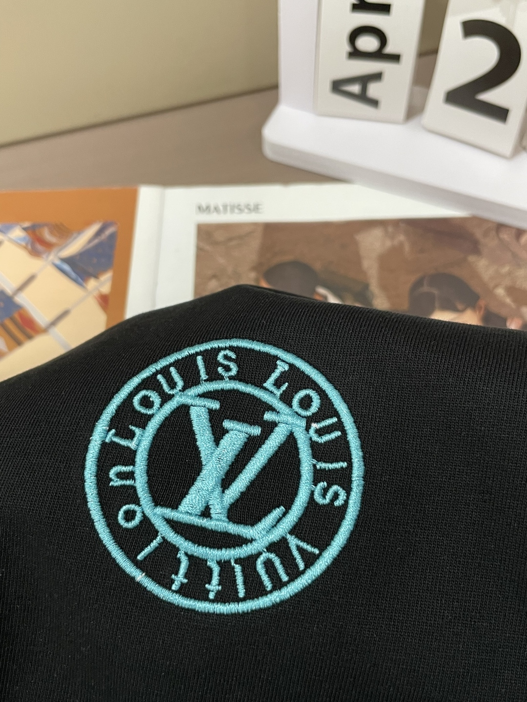 . Lv 2026春夏款/官网同步 面料采用重磅纯棉精梳棉面料,OS宽松版型,上身版型超正!日常百搭,衣橱必备单品! . Lv 2026春夏款/官网同步 面料采用重磅纯棉精梳棉面料,OS宽松版型,上身版型超正!日常百搭,衣橱必备单品!