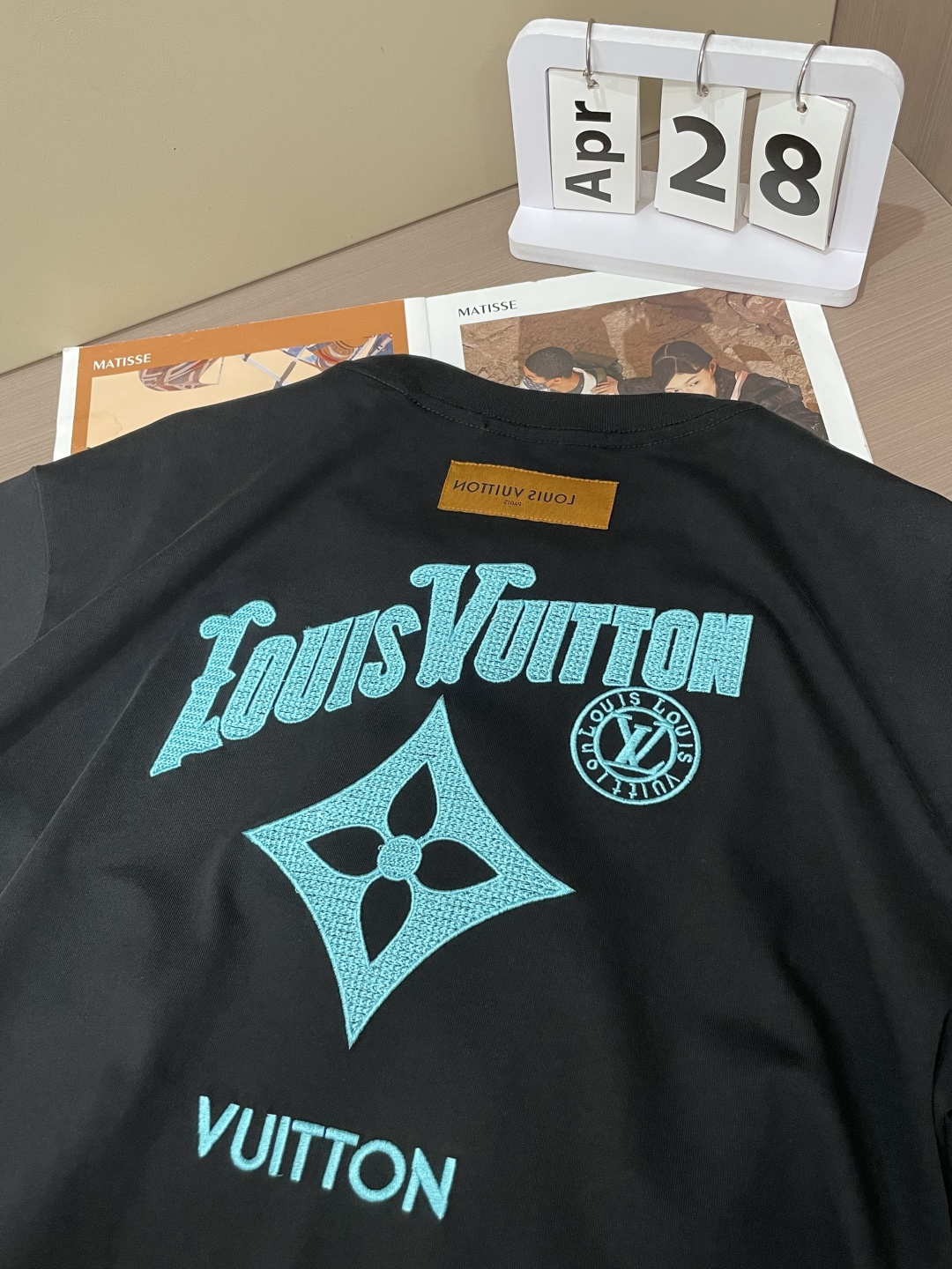 . Lv 2026春夏款/官网同步 面料采用重磅纯棉精梳棉面料,OS宽松版型,上身版型超正!日常百搭,衣橱必备单品! . Lv 2026春夏款/官网同步 面料采用重磅纯棉精梳棉面料,OS宽松版型,上身版型超正!日常百搭,衣橱必备单品!