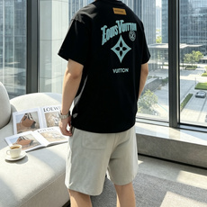 . Lv 2026春夏款/官网同步 面料采用重磅纯棉精梳棉面料,OS宽松版型,上身版型超正!日常百搭,衣橱必备单品! . Lv 2026春夏款/官网同步 面料采用重磅纯棉精梳棉面料,OS宽松版型,上身版型超正!日常百搭,衣橱必备单品!