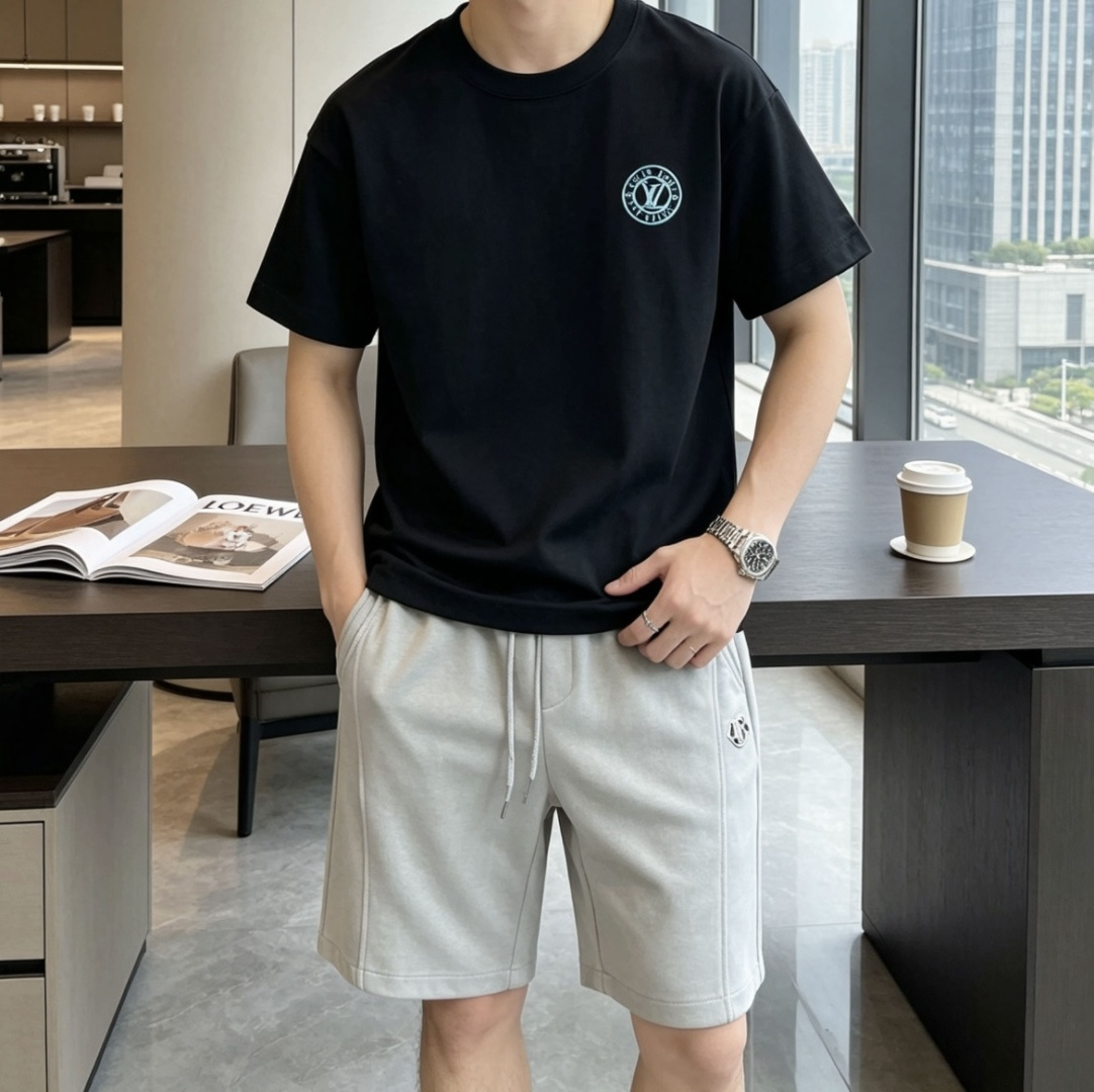 . Lv 2026春夏款/官网同步 面料采用重磅纯棉精梳棉面料,OS宽松版型,上身版型超正!日常百搭,衣橱必备单品! . Lv 2026春夏款/官网同步 面料采用重磅纯棉精梳棉面料,OS宽松版型,上身版型超正!日常百搭,衣橱必备单品!