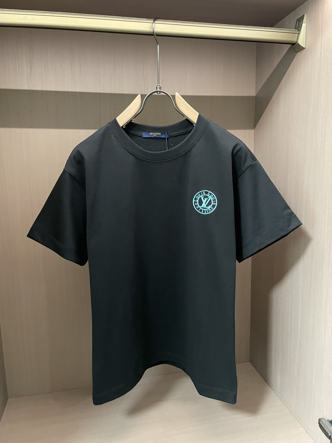 . Lv 2026春夏款/官网同步 面料采用重磅纯棉精梳棉面料,OS宽松版型,上身版型超正!日常百搭,衣橱必备单品! . Lv 2026春夏款/官网同步 面料采用重磅纯棉精梳棉面料,OS宽松版型,上身版型超正!日常百搭,衣橱必备单品!