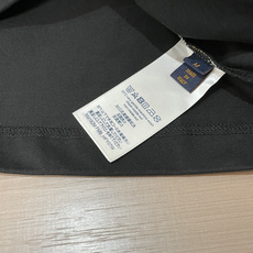 . Lv 2026春夏款/官网同步 面料采用重磅纯棉精梳棉面料,OS宽松版型,上身版型超正!日常百搭,衣橱必备单品! . Lv 2026春夏款/官网同步 面料采用重磅纯棉精梳棉面料,OS宽松版型,上身版型超正!日常百搭,衣橱必备单品!