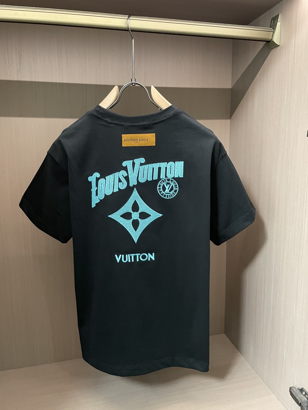 . Lv 2026春夏款/官网同步 面料采用重磅纯棉精梳棉面料,OS宽松版型,上身版型超正!日常百搭,衣橱必备单品! . Lv 2026春夏款/官网同步 面料采用重磅纯棉精梳棉面料,OS宽松版型,上身版型超正!日常百搭,衣橱必备单品!