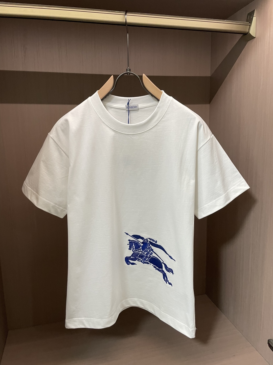 . Bur 2026春夏款/官网同步 面料采用重磅纯棉精梳棉面料,OS宽松版型,上身版型超正!日常百搭,衣橱必备单 . Bur 2026春夏款/官网同步 面料采用重磅纯棉精梳棉面料,OS宽松版型,上身版型超正!日常百搭,衣橱必备单