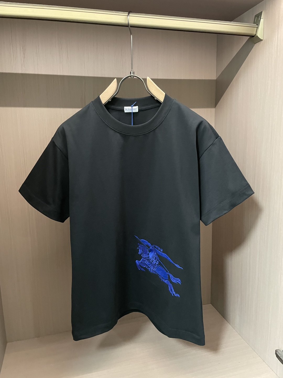 . Bur 2026春夏款/官网同步 面料采用重磅纯棉精梳棉面料,OS宽松版型,上身版型超正!日常百搭,衣橱必备单品 . Bur 2026春夏款/官网同步 面料采用重磅纯棉精梳棉面料,OS宽松版型,上身版型超正!日常百搭,衣橱必备单品