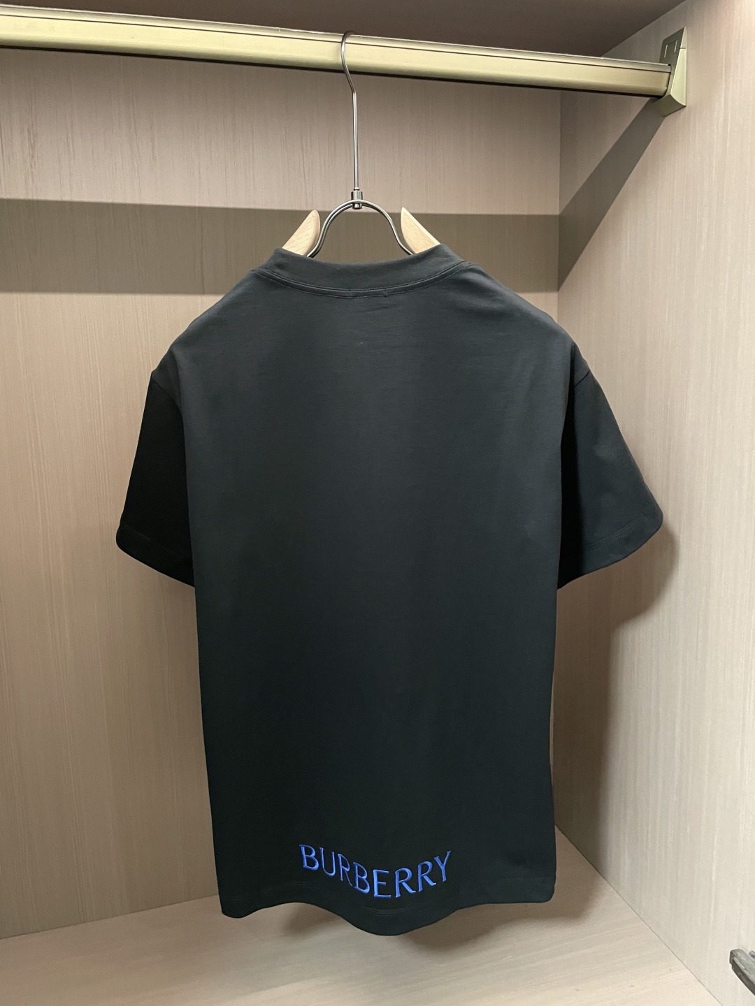 . Bur 2026春夏款/官网同步 面料采用重磅纯棉精梳棉面料,OS宽松版型,上身版型超正!日常百搭,衣橱必备单品 . Bur 2026春夏款/官网同步 面料采用重磅纯棉精梳棉面料,OS宽松版型,上身版型超正!日常百搭,衣橱必备单品