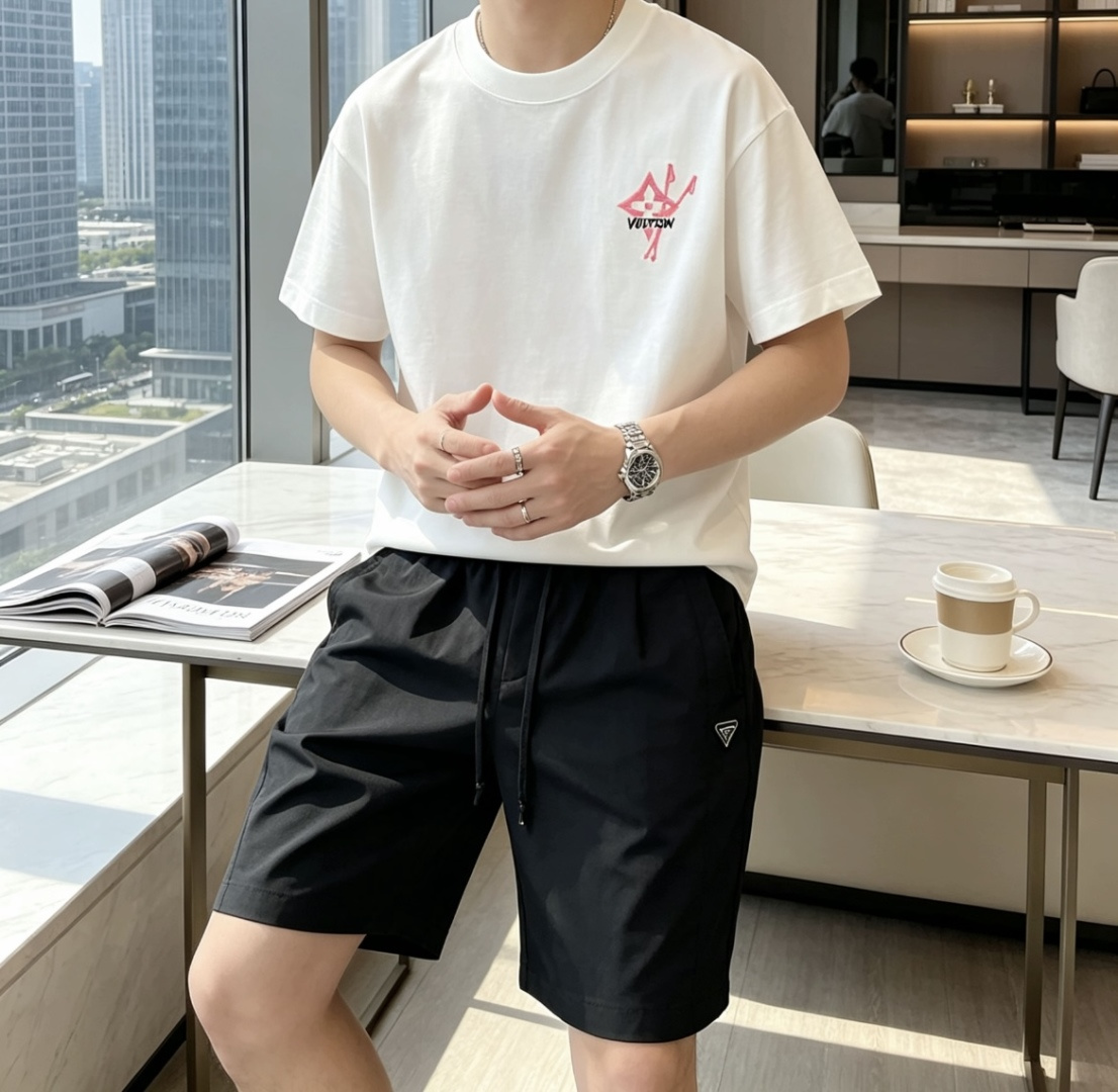 . Lv 2026春夏款/官网同步 面料采用重磅纯棉精梳棉面料,OS宽松版型,上身版型超正!日常百搭,衣橱必备单品! . Lv 2026春夏款/官网同步 面料采用重磅纯棉精梳棉面料,OS宽松版型,上身版型超正!日常百搭,衣橱必备单品!