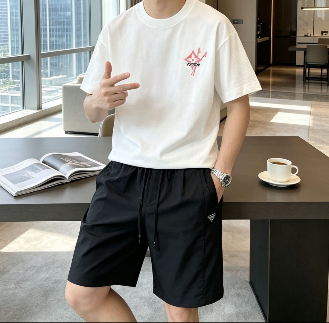 .   Lv 2026春夏款/官网同步 面料采用重磅纯棉精梳棉面料，OS宽松版型，上身版型超正！日常百搭，衣橱必备单品！