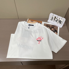 . Lv 2026春夏款/官网同步 面料采用重磅纯棉精梳棉面料,OS宽松版型,上身版型超正!日常百搭,衣橱必备单品! . Lv 2026春夏款/官网同步 面料采用重磅纯棉精梳棉面料,OS宽松版型,上身版型超正!日常百搭,衣橱必备单品!
