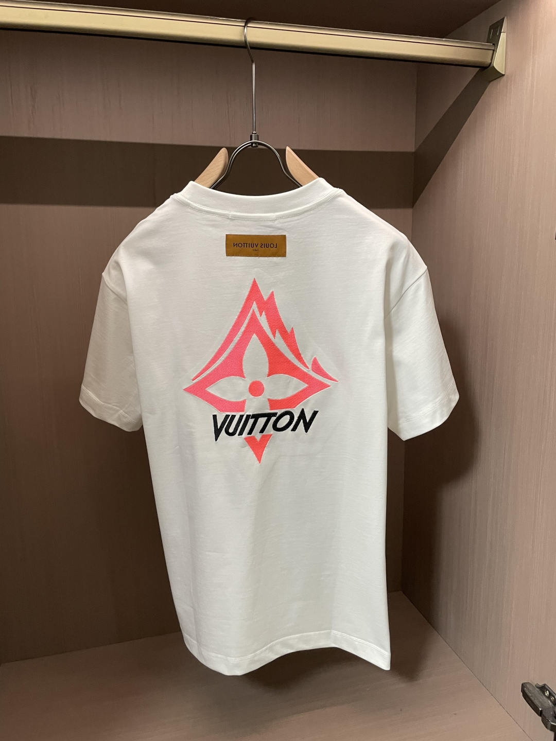 . Lv 2026春夏款/官网同步 面料采用重磅纯棉精梳棉面料,OS宽松版型,上身版型超正!日常百搭,衣橱必备单品! . Lv 2026春夏款/官网同步 面料采用重磅纯棉精梳棉面料,OS宽松版型,上身版型超正!日常百搭,衣橱必备单品!