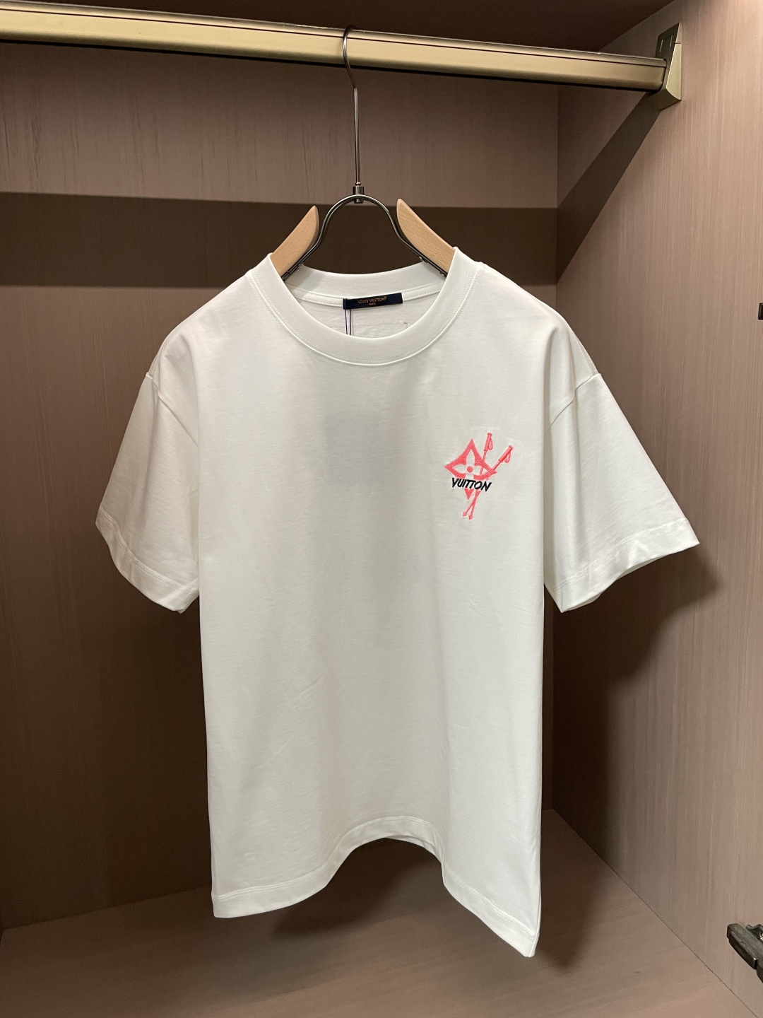 . Lv 2026春夏款/官网同步 面料采用重磅纯棉精梳棉面料,OS宽松版型,上身版型超正!日常百搭,衣橱必备单品! . Lv 2026春夏款/官网同步 面料采用重磅纯棉精梳棉面料,OS宽松版型,上身版型超正!日常百搭,衣橱必备单品!