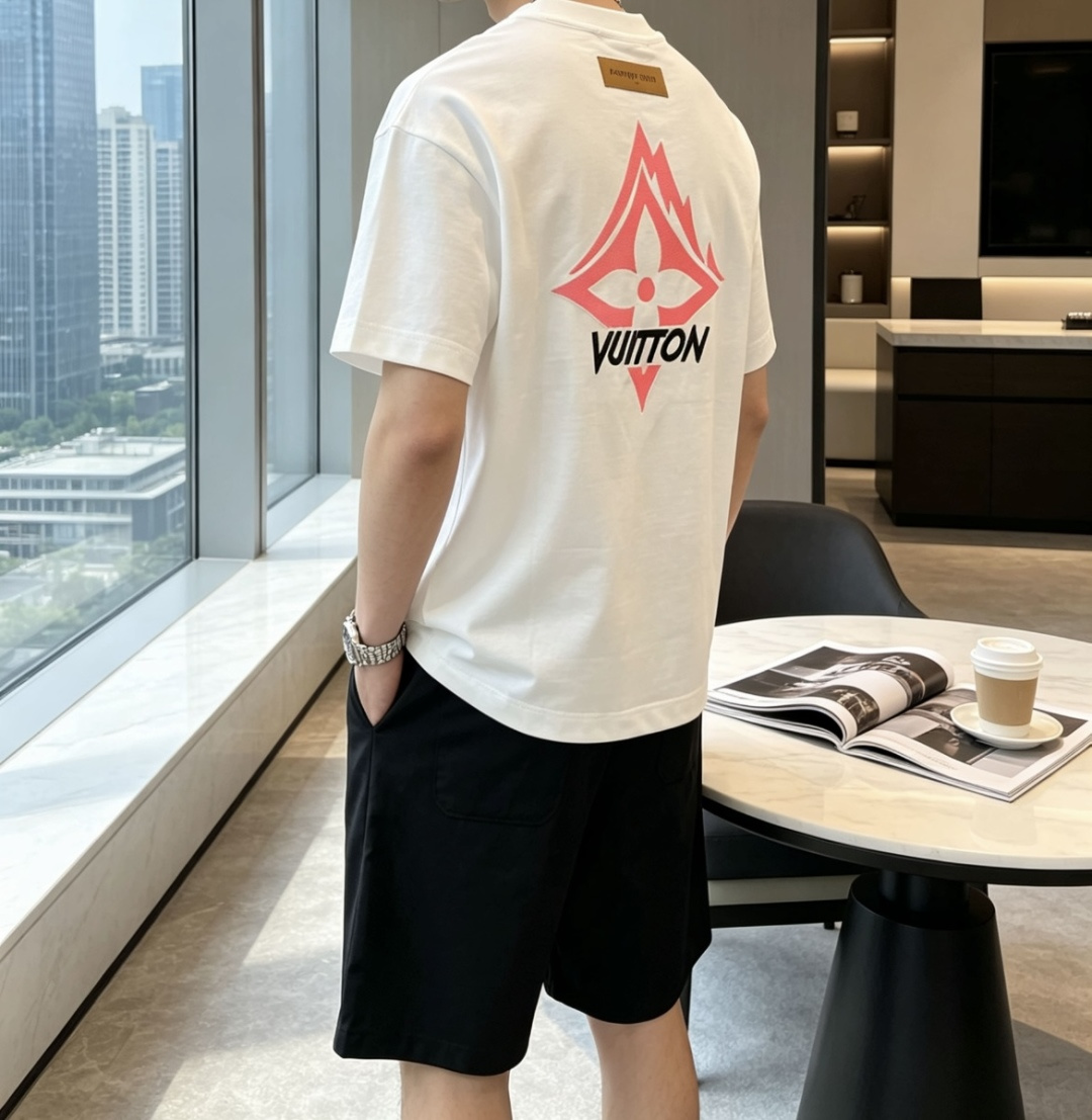 . Lv 2026春夏款/官网同步 面料采用重磅纯棉精梳棉面料,OS宽松版型,上身版型超正!日常百搭,衣橱必备单品! . Lv 2026春夏款/官网同步 面料采用重磅纯棉精梳棉面料,OS宽松版型,上身版型超正!日常百搭,衣橱必备单品!