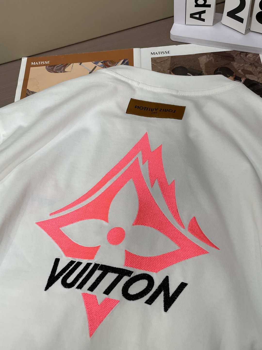 . Lv 2026春夏款/官网同步 面料采用重磅纯棉精梳棉面料,OS宽松版型,上身版型超正!日常百搭,衣橱必备单品! . Lv 2026春夏款/官网同步 面料采用重磅纯棉精梳棉面料,OS宽松版型,上身版型超正!日常百搭,衣橱必备单品!