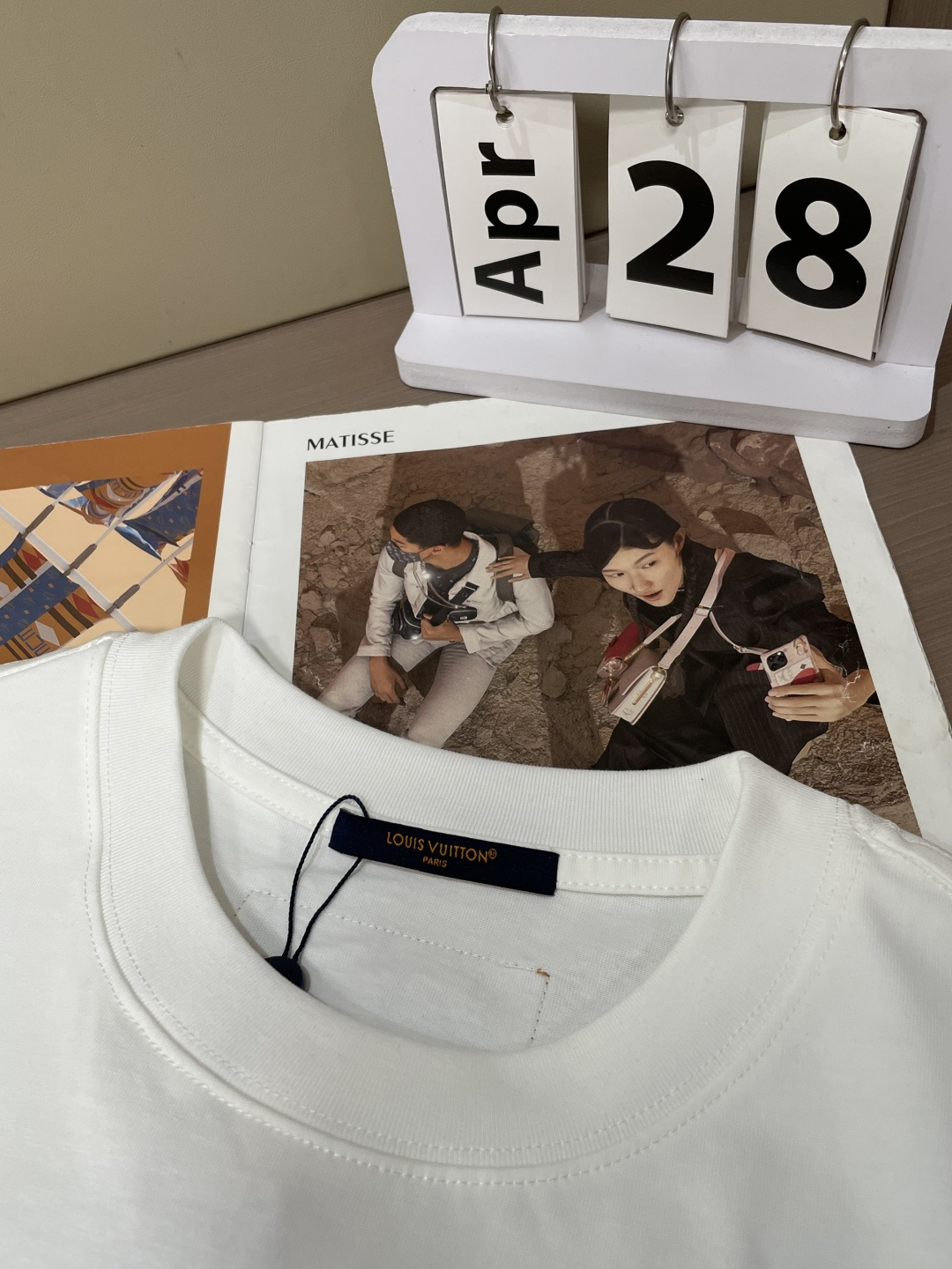 . Lv 2026春夏款/官网同步 面料采用重磅纯棉精梳棉面料,OS宽松版型,上身版型超正!日常百搭,衣橱必备单品! . Lv 2026春夏款/官网同步 面料采用重磅纯棉精梳棉面料,OS宽松版型,上身版型超正!日常百搭,衣橱必备单品!