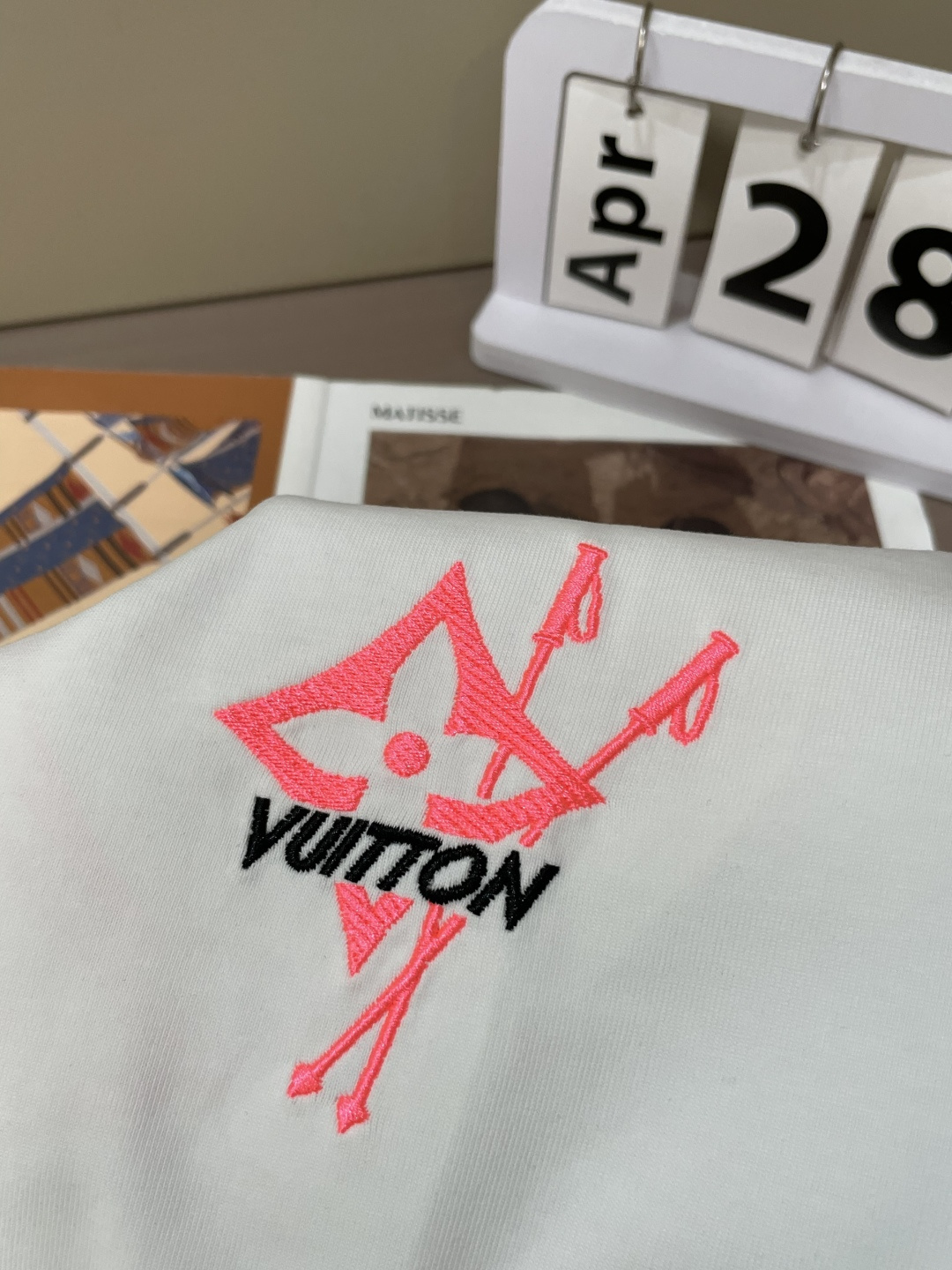 . Lv 2026春夏款/官网同步 面料采用重磅纯棉精梳棉面料,OS宽松版型,上身版型超正!日常百搭,衣橱必备单品! . Lv 2026春夏款/官网同步 面料采用重磅纯棉精梳棉面料,OS宽松版型,上身版型超正!日常百搭,衣橱必备单品!