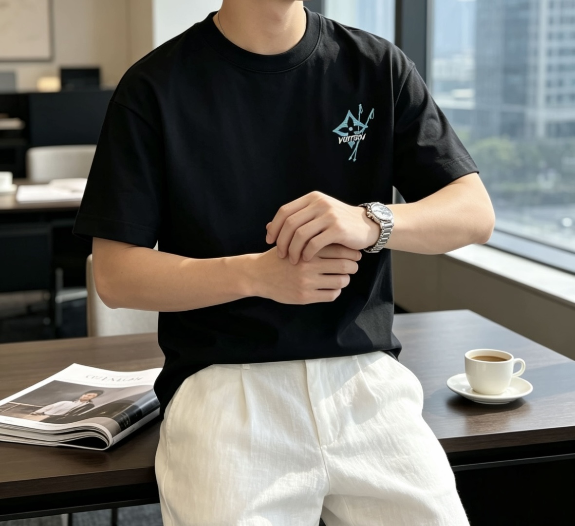 .   Lv 2026春夏款/官网同步 面料采用重磅纯棉精梳棉面料，OS宽松版型，上身版型超正！日常百搭，衣橱必备单品！