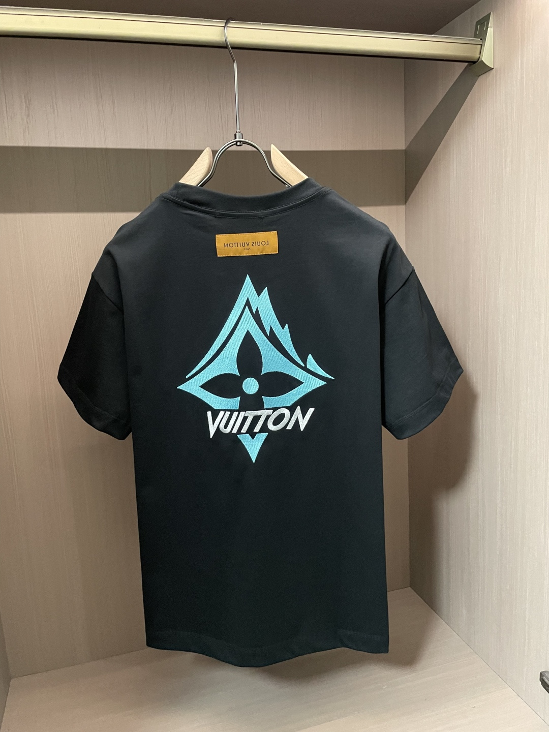 .   Lv 2026春夏款/官网同步 面料采用重磅纯棉精梳棉面料，OS宽松版型，上身版型超正！日常百搭，衣橱必备单品！