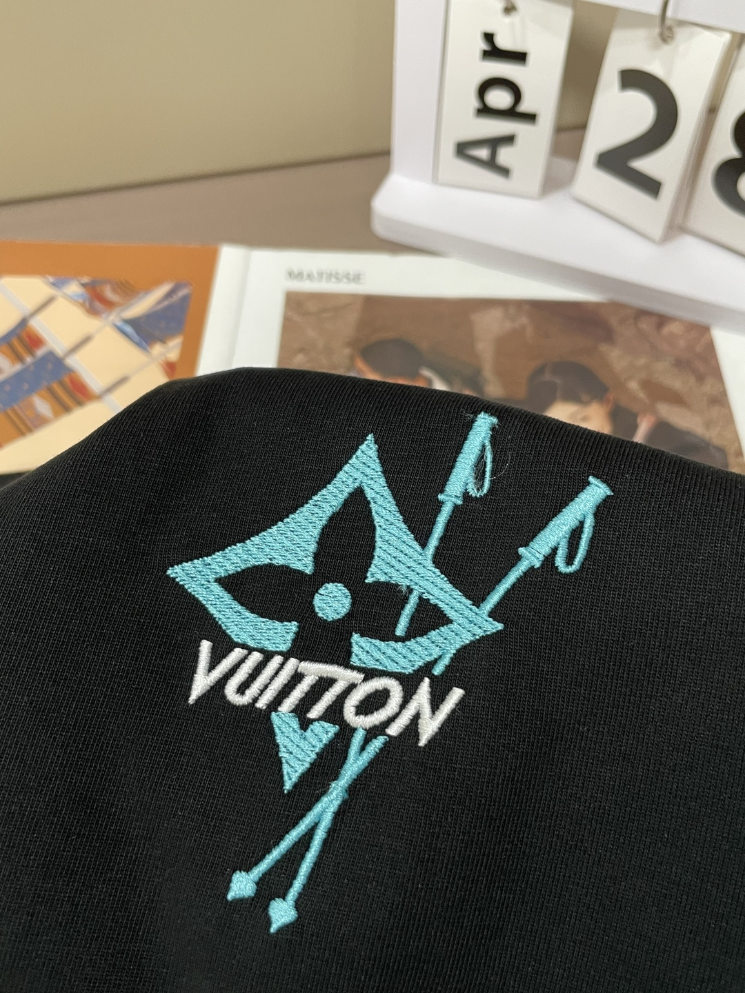 .   Lv 2026春夏款/官网同步 面料采用重磅纯棉精梳棉面料，OS宽松版型，上身版型超正！日常百搭，衣橱必备单品！