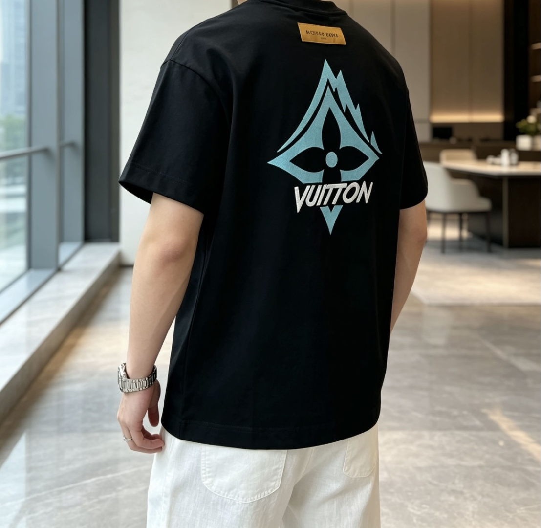 .   Lv 2026春夏款/官网同步 面料采用重磅纯棉精梳棉面料，OS宽松版型，上身版型超正！日常百搭，衣橱必备单品！