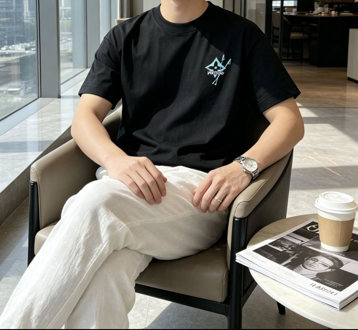 .   Lv 2026春夏款/官网同步 面料采用重磅纯棉精梳棉面料，OS宽松版型，上身版型超正！日常百搭，衣橱必备单品！