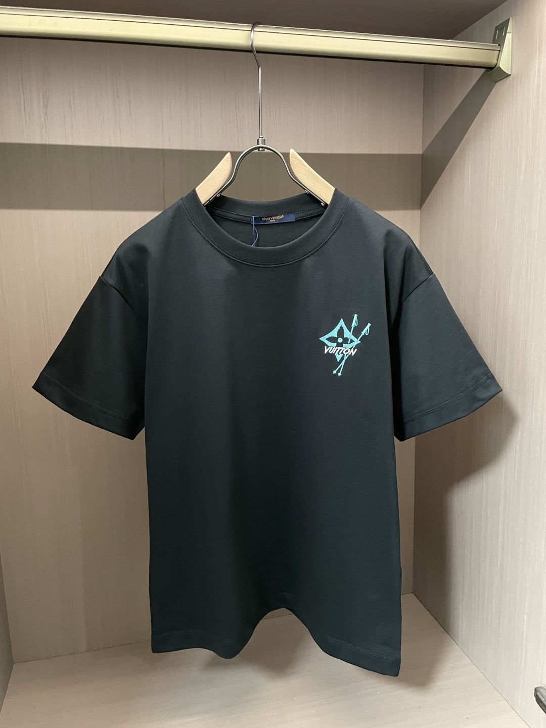 .   Lv 2026春夏款/官网同步 面料采用重磅纯棉精梳棉面料，OS宽松版型，上身版型超正！日常百搭，衣橱必备单品！