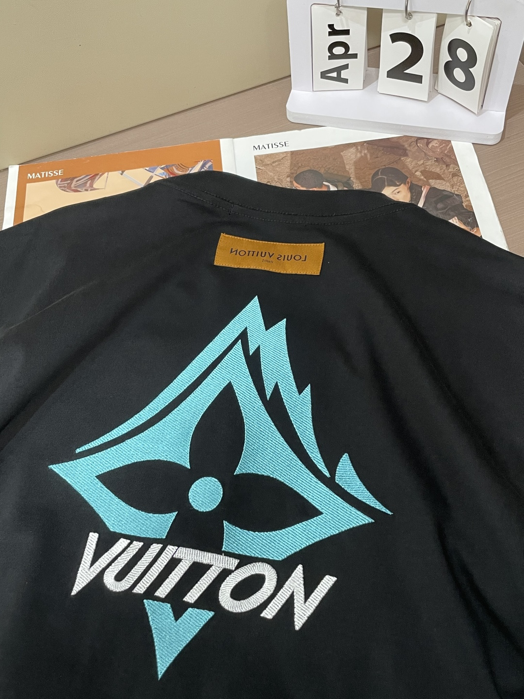 .   Lv 2026春夏款/官网同步 面料采用重磅纯棉精梳棉面料，OS宽松版型，上身版型超正！日常百搭，衣橱必备单品！