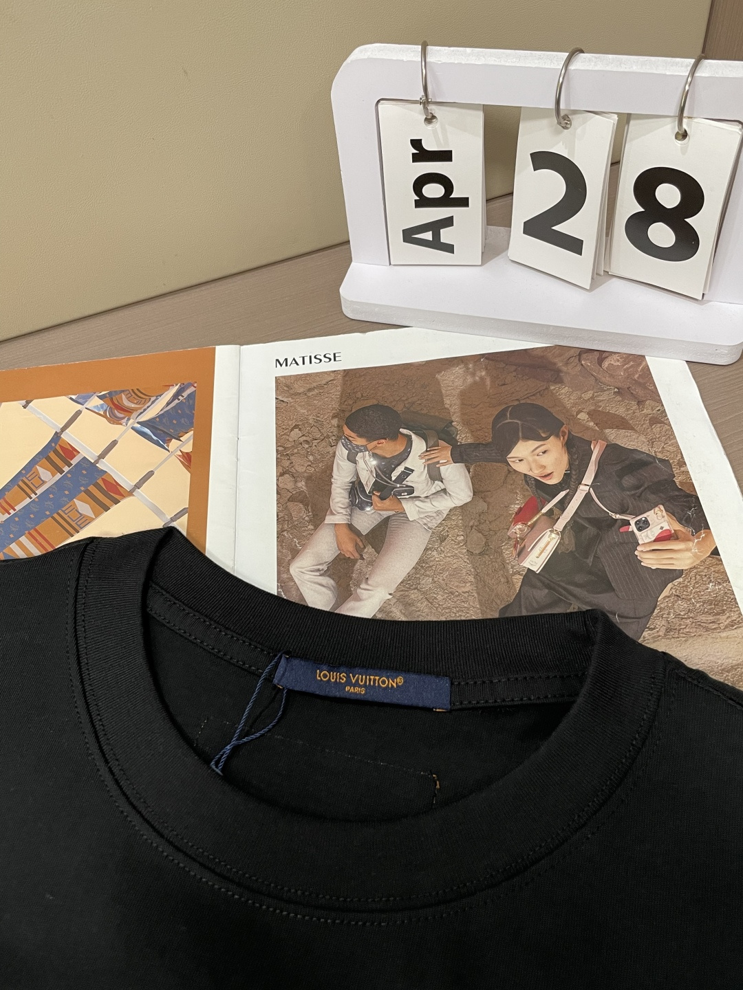 .   Lv 2026春夏款/官网同步 面料采用重磅纯棉精梳棉面料，OS宽松版型，上身版型超正！日常百搭，衣橱必备单品！