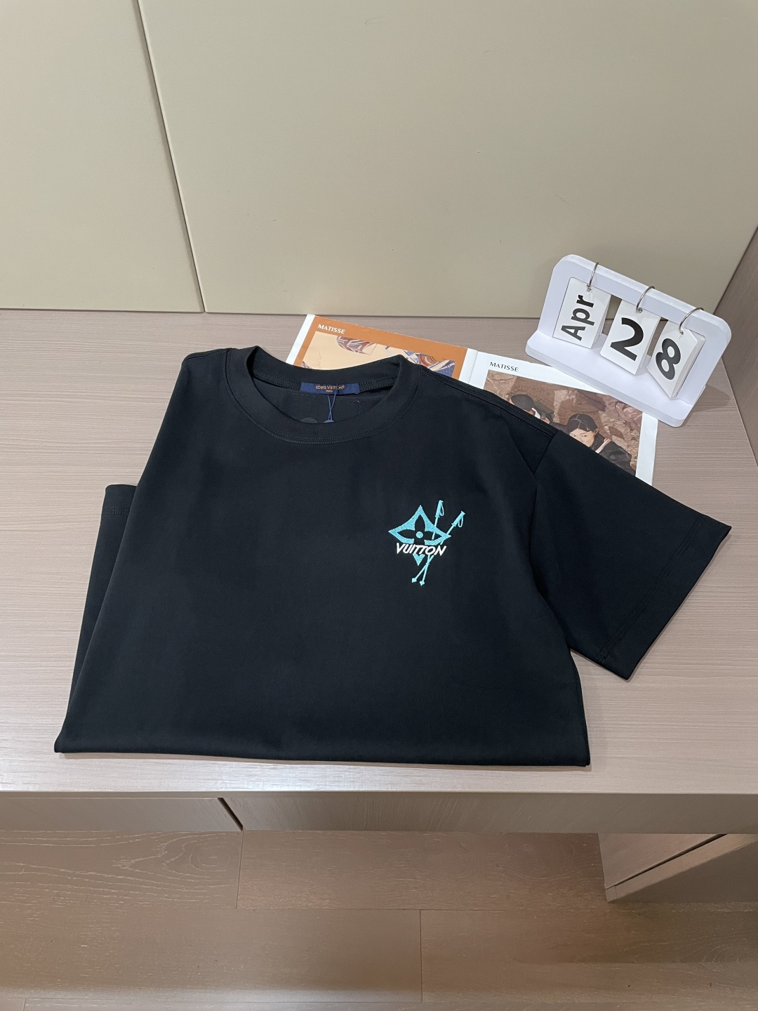 .   Lv 2026春夏款/官网同步 面料采用重磅纯棉精梳棉面料，OS宽松版型，上身版型超正！日常百搭，衣橱必备单品！