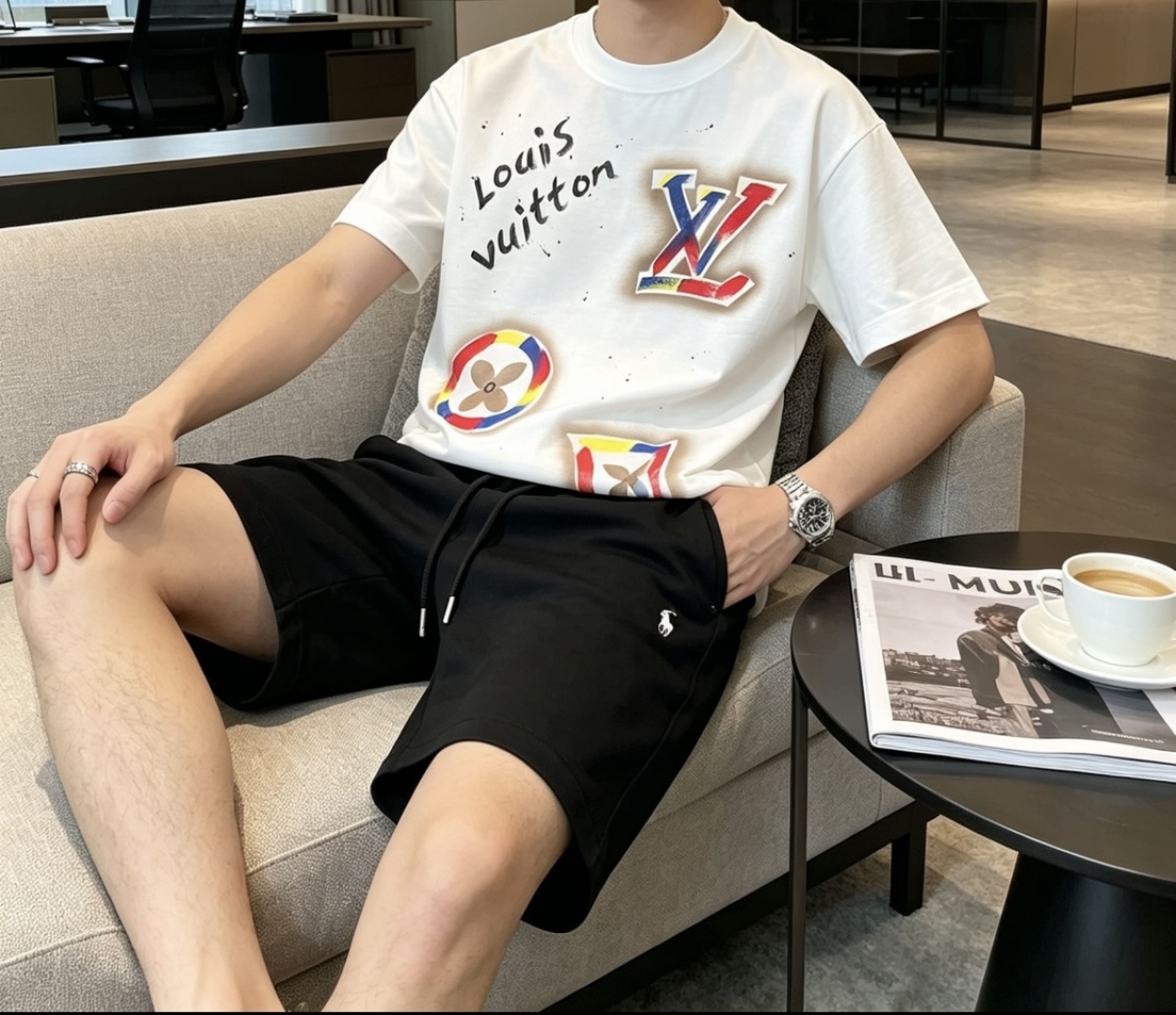 . Lv 2026春夏款/官网同步 面料采用重磅纯棉精梳棉面料,OS宽松版型,上身版型超正!日常百搭,衣橱必备单品! . Lv 2026春夏款/官网同步 面料采用重磅纯棉精梳棉面料,OS宽松版型,上身版型超正!日常百搭,衣橱必备单品!