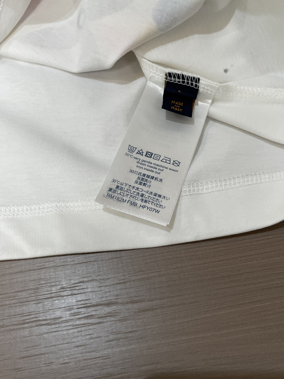 . Lv 2026春夏款/官网同步 面料采用重磅纯棉精梳棉面料,OS宽松版型,上身版型超正!日常百搭,衣橱必备单品! . Lv 2026春夏款/官网同步 面料采用重磅纯棉精梳棉面料,OS宽松版型,上身版型超正!日常百搭,衣橱必备单品!