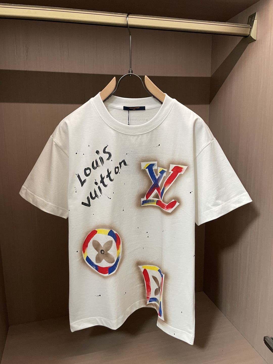 . Lv 2026春夏款/官网同步 面料采用重磅纯棉精梳棉面料,OS宽松版型,上身版型超正!日常百搭,衣橱必备单品! . Lv 2026春夏款/官网同步 面料采用重磅纯棉精梳棉面料,OS宽松版型,上身版型超正!日常百搭,衣橱必备单品!