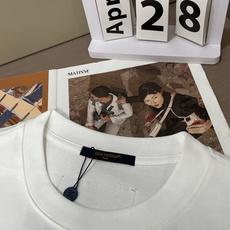 . Lv 2026春夏款/官网同步 面料采用重磅纯棉精梳棉面料,OS宽松版型,上身版型超正!日常百搭,衣橱必备单品! . Lv 2026春夏款/官网同步 面料采用重磅纯棉精梳棉面料,OS宽松版型,上身版型超正!日常百搭,衣橱必备单品!