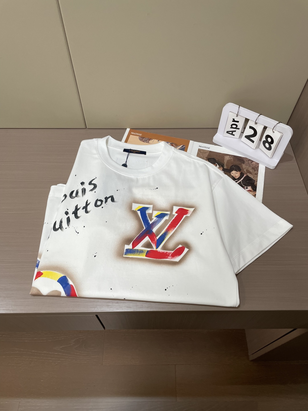 . Lv 2026春夏款/官网同步 面料采用重磅纯棉精梳棉面料,OS宽松版型,上身版型超正!日常百搭,衣橱必备单品! . Lv 2026春夏款/官网同步 面料采用重磅纯棉精梳棉面料,OS宽松版型,上身版型超正!日常百搭,衣橱必备单品!