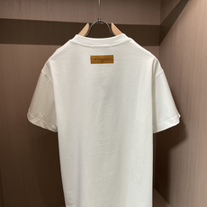 . Lv 2026春夏款/官网同步 面料采用重磅纯棉精梳棉面料,OS宽松版型,上身版型超正!日常百搭,衣橱必备单品! . Lv 2026春夏款/官网同步 面料采用重磅纯棉精梳棉面料,OS宽松版型,上身版型超正!日常百搭,衣橱必备单品!