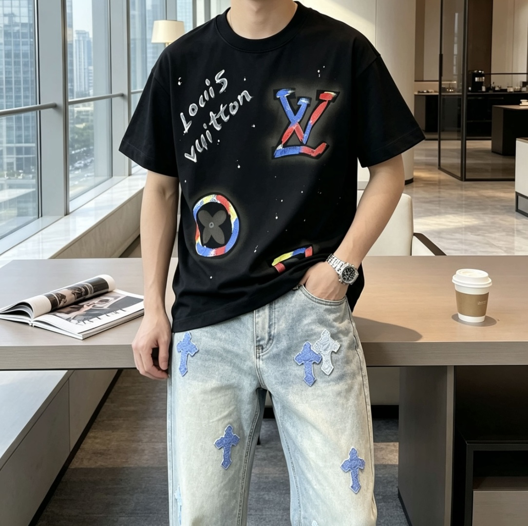 . Lv 2026春夏款/官网同步 面料采用重磅纯棉精梳棉面料,OS宽松版型,上身版型超正!日常百搭,衣橱必备单品 . Lv 2026春夏款/官网同步 面料采用重磅纯棉精梳棉面料,OS宽松版型,上身版型超正!日常百搭,衣橱必备单品