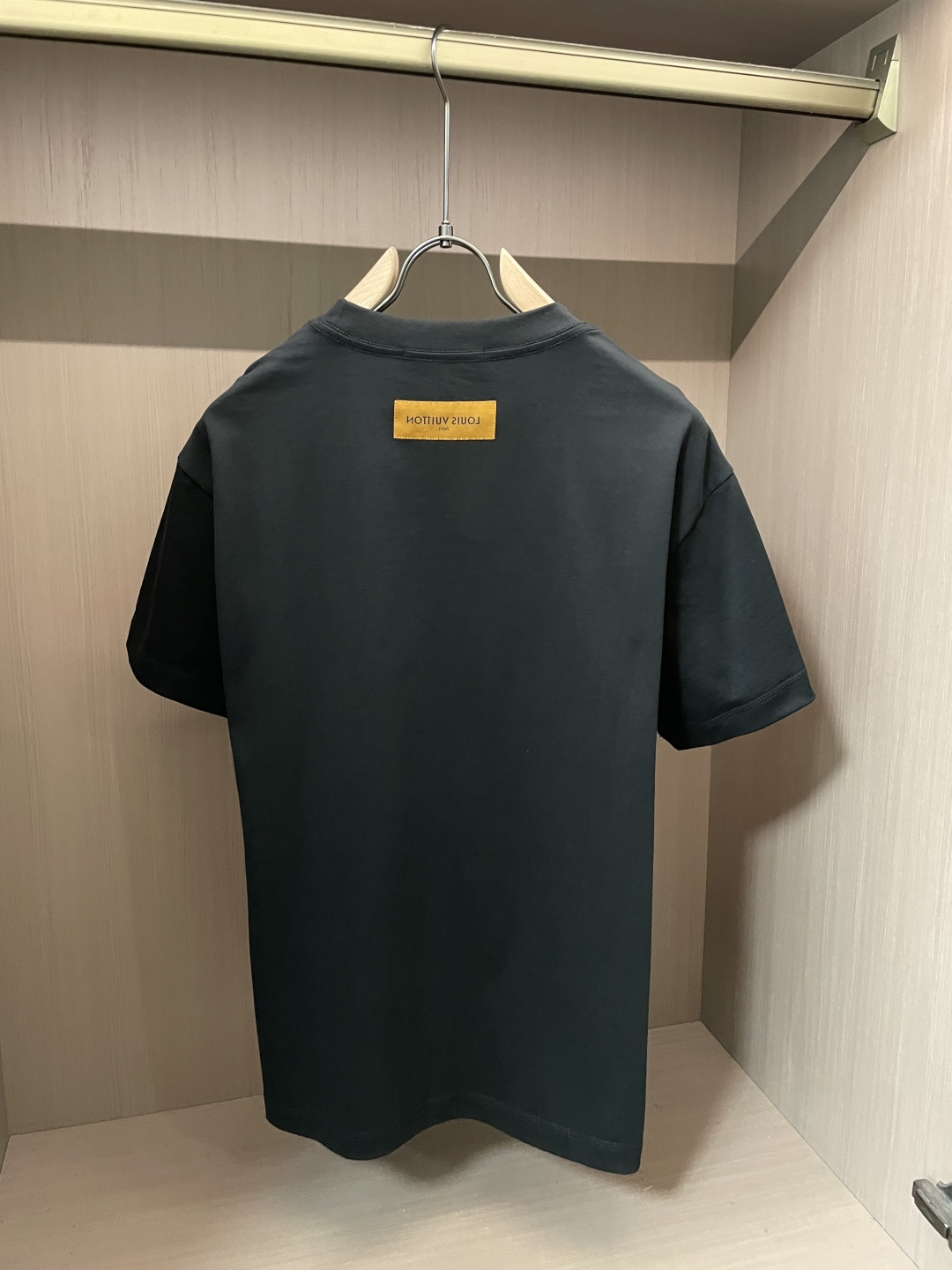 . Lv 2026春夏款/官网同步 面料采用重磅纯棉精梳棉面料,OS宽松版型,上身版型超正!日常百搭,衣橱必备单品 . Lv 2026春夏款/官网同步 面料采用重磅纯棉精梳棉面料,OS宽松版型,上身版型超正!日常百搭,衣橱必备单品