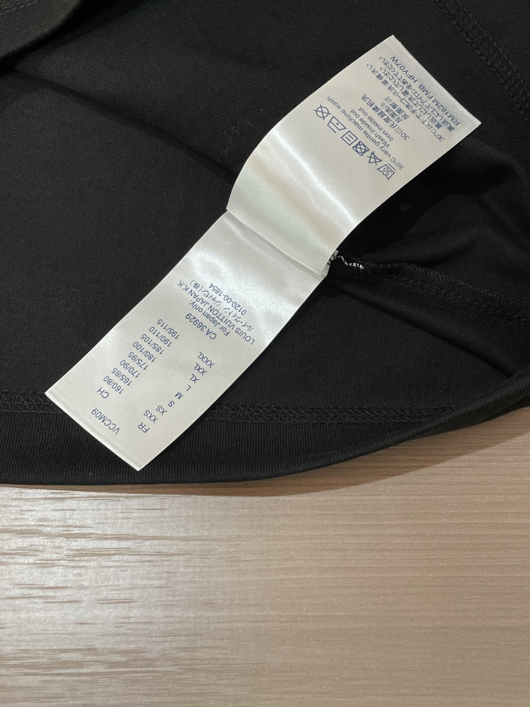 . Lv 2026春夏款/官网同步 面料采用重磅纯棉精梳棉面料,OS宽松版型,上身版型超正!日常百搭,衣橱必备单品 . Lv 2026春夏款/官网同步 面料采用重磅纯棉精梳棉面料,OS宽松版型,上身版型超正!日常百搭,衣橱必备单品