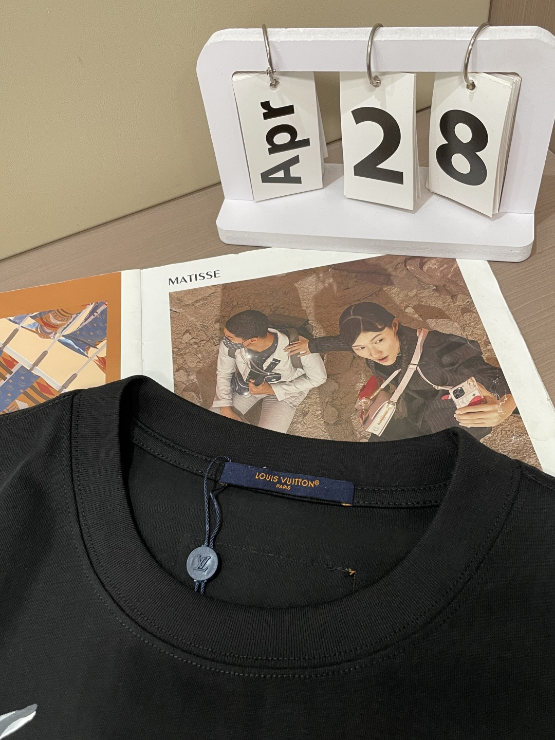 . Lv 2026春夏款/官网同步 面料采用重磅纯棉精梳棉面料,OS宽松版型,上身版型超正!日常百搭,衣橱必备单品 . Lv 2026春夏款/官网同步 面料采用重磅纯棉精梳棉面料,OS宽松版型,上身版型超正!日常百搭,衣橱必备单品