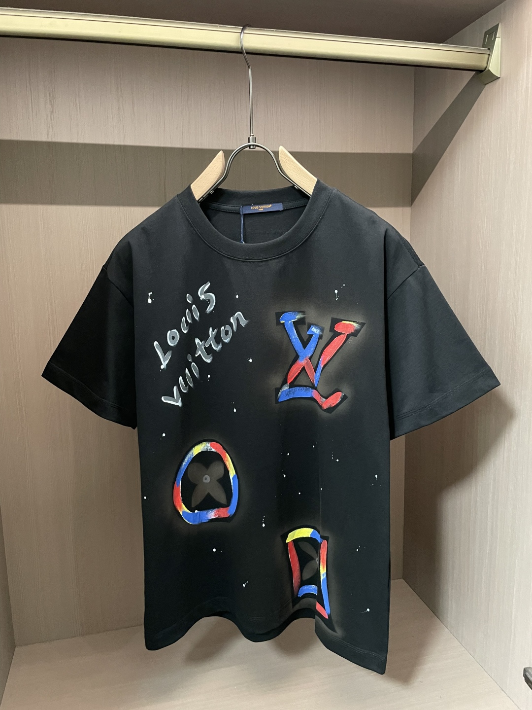 . Lv 2026春夏款/官网同步 面料采用重磅纯棉精梳棉面料,OS宽松版型,上身版型超正!日常百搭,衣橱必备单品 . Lv 2026春夏款/官网同步 面料采用重磅纯棉精梳棉面料,OS宽松版型,上身版型超正!日常百搭,衣橱必备单品