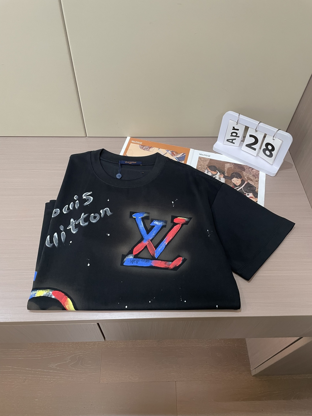 . Lv 2026春夏款/官网同步 面料采用重磅纯棉精梳棉面料,OS宽松版型,上身版型超正!日常百搭,衣橱必备单品 . Lv 2026春夏款/官网同步 面料采用重磅纯棉精梳棉面料,OS宽松版型,上身版型超正!日常百搭,衣橱必备单品