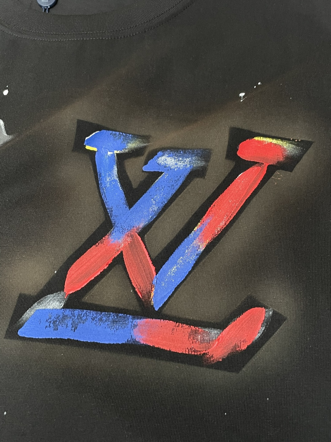 . Lv 2026春夏款/官网同步 面料采用重磅纯棉精梳棉面料,OS宽松版型,上身版型超正!日常百搭,衣橱必备单品 . Lv 2026春夏款/官网同步 面料采用重磅纯棉精梳棉面料,OS宽松版型,上身版型超正!日常百搭,衣橱必备单品