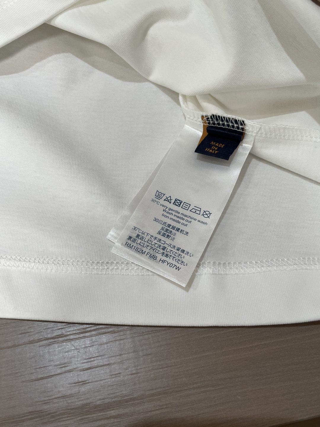 . Lv 2026春夏款/官网同步 面料采用重磅纯棉精梳棉面料,OS宽松版型,上身版型超正!日常百搭,衣橱必备单品! . Lv 2026春夏款/官网同步 面料采用重磅纯棉精梳棉面料,OS宽松版型,上身版型超正!日常百搭,衣橱必备单品!