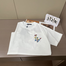 . Lv 2026春夏款/官网同步 面料采用重磅纯棉精梳棉面料,OS宽松版型,上身版型超正!日常百搭,衣橱必备单品! . Lv 2026春夏款/官网同步 面料采用重磅纯棉精梳棉面料,OS宽松版型,上身版型超正!日常百搭,衣橱必备单品!